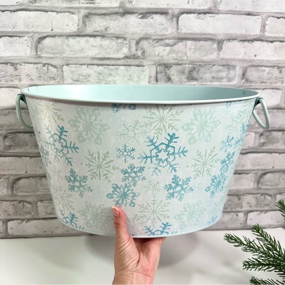 Mainstays Blue Snowflake Christmas Holiday Metal Oval Bucket With Handles - NWT - Picture 9 of 12